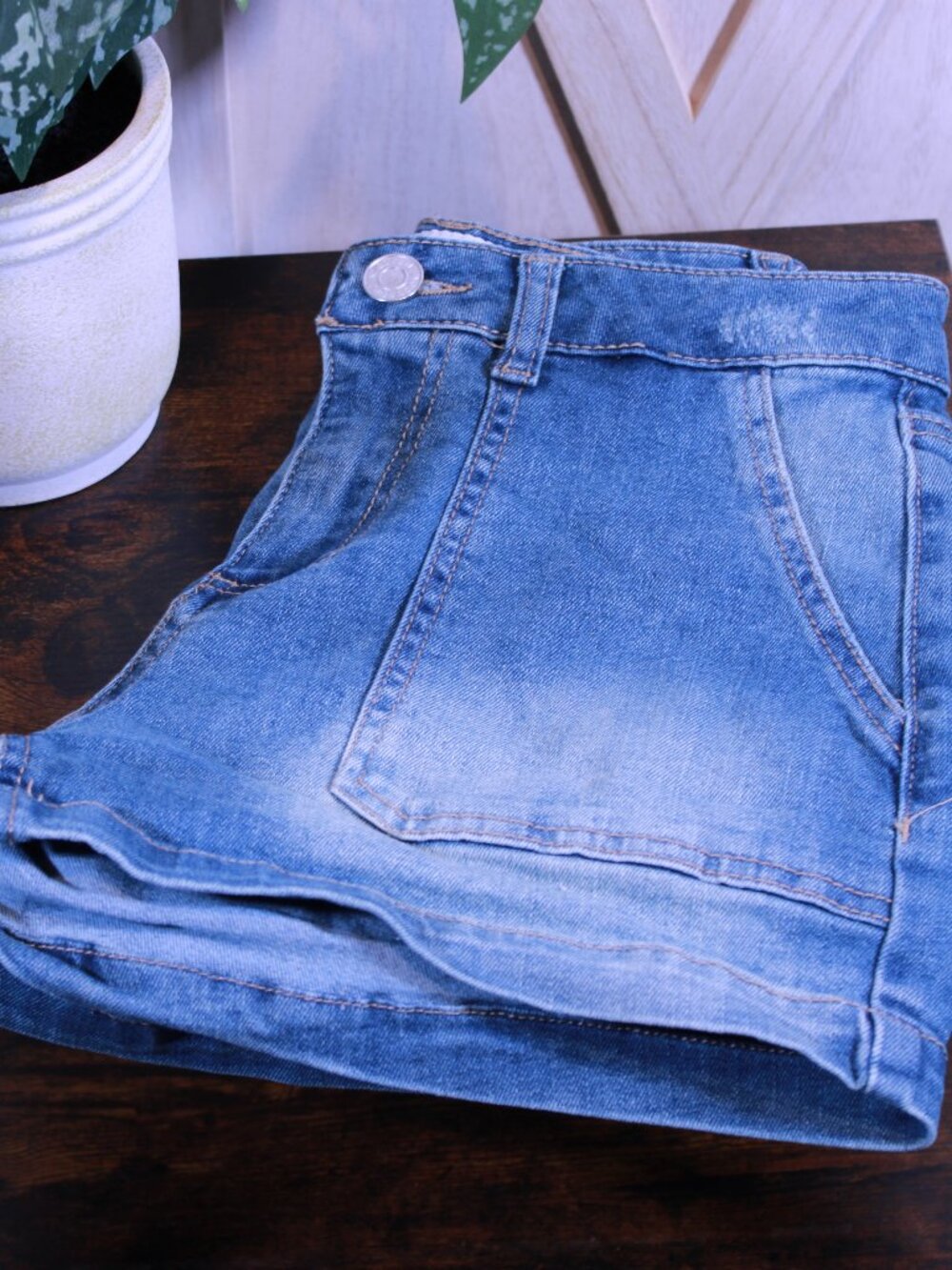 Indigo Rein Juniors Patch Pocket Denim Shorts Size 3/25 Medium Wash Jean Shorts